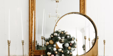 Atskleistos 2025 m. kalėdų dekoro tendencijos: madoje išlieka kaspinai, dekoruokite ir veidrodžiais