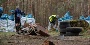 Pastangos dėl Vilniaus miškų – išvežta daugiau nei dvidešimt sunkvežimių atliekų