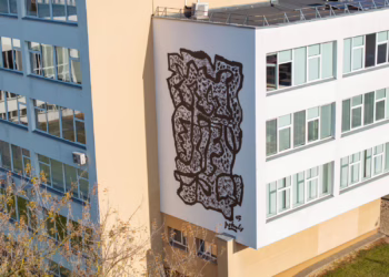 Ant Vilniaus kolegijos sienos atgimė Algirdo Petrulio šilkografija