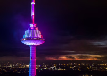 Pirmadienį televizijos bokštas nušvito purpurine spalva