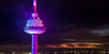Pirmadienį televizijos bokštas nušvito purpurine spalva