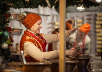 Vilniaus Kalėdų miestelyje nebus vienkartinių puodelių: turėsite palikti užstatą