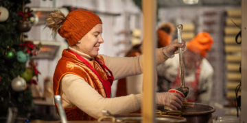 Vilniaus Kalėdų miestelyje nebus vienkartinių puodelių: turėsite palikti užstatą