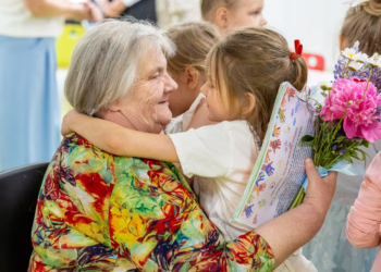 Vilniaus darželiuose pasakas vaikams skaitantys senjorai įvertinti Europoje