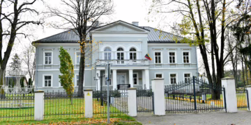 Puoselėjamas Šalčininkų menų mokyklos pastato grožis