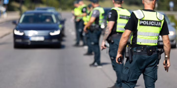 Neblaivi porelė agresyviai puolė policininkus