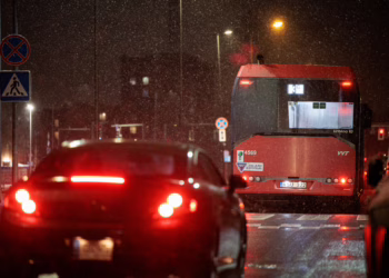 Vilniaus autobuse girtuoklis kabinėjosi prie vairuotojo ir buteliu įskėlė langą