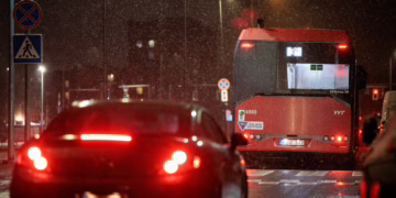 Vilniaus autobuse girtuoklis kabinėjosi prie vairuotojo ir buteliu įskėlė langą