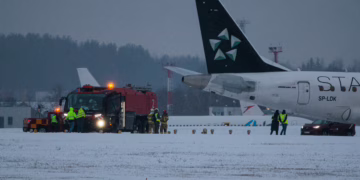 Vilniaus oro uoste nuo tako nuslydo orlaivis: keleiviai nenukentėjo