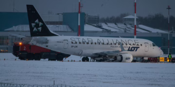 Vilniaus oro uoste nuo tako nuslydo orlaivis: keleiviai nenukentėjo