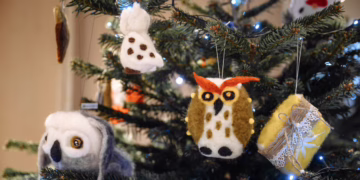 Ant įspūdingos Prezidentūros eglės kabo ir Vilniaus rajono vaikų žaisliukai