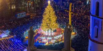 Vilnius įžiebė natūralią Kalėdų eglę: suspindėjo laikui nepavaldžia elegancija
