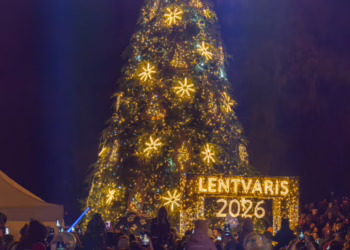 Lentvaryje ir Rūdiškėse šventiškai sužibo eglės