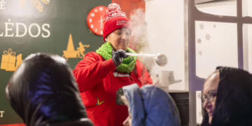 Vilniečiai buriasi prie seniūnijos eglučių: kur toliau keliaus „Kaimynų Kalėdų“ autobusiukas?