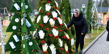 Šalčininkuose vėl nušvito rajono įmonių ir įstaigų eglučių alėja