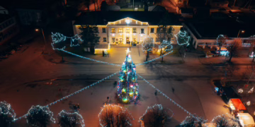 Įžiebta Eišiškių eglė su eglučių alėja