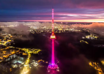 Vilniaus TV bokštas šviečia ir „šoka“ pagal Čiurlionio valsą