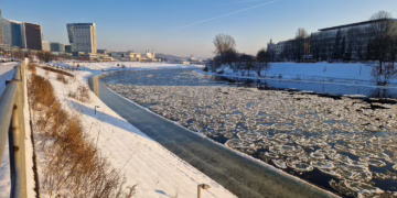 Dėl pakilusio vandens lygio pėstiesiems uždaroma Neries krantinė