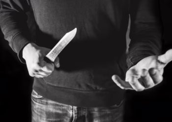 Švaistęsis peiliu neblaivus vyras sužeidė moterį