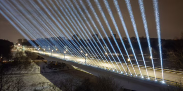 Tik vienai dienai – Valakampių tiltas pasipuošė išskirtiniu apšvietimu