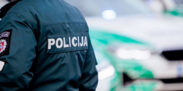 Policininkas Vilniuje partrenkė jaunuolį ant elektrinio dviračio