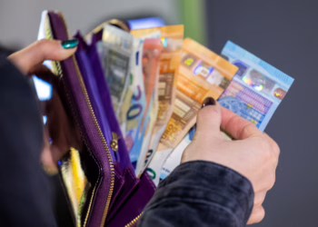 Tariama seniūnijos darbuotoja su policininku išviliojo beveik 30 tūkst. eurų