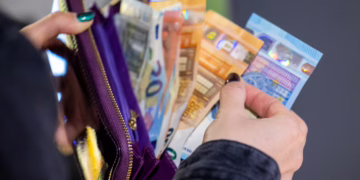 Tariama seniūnijos darbuotoja su policininku išviliojo beveik 30 tūkst. eurų