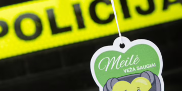 „Meilė veža saugiai“ – žalios policijos širdelės pasklido visoje Lietuvoje