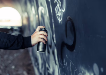 Informacinis karas: ant tilto Vilniuje užrašas „Vilnia naša“