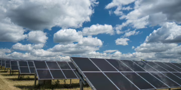 Šalčininkų rajone į tinklą įjungtas 65 MW galios saulės parkas