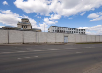 117 metrų sienos Vilniuje laukia menininkų istorijų
