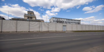 117 metrų sienos Vilniuje laukia menininkų istorijų