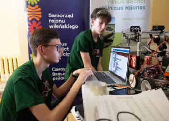 Įspūdingi Vilniaus rajono komandų pasiekimai robotų varžybose