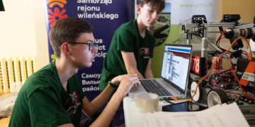 Įspūdingi Vilniaus rajono komandų pasiekimai robotų varžybose