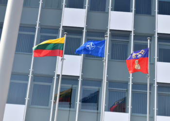 Šalčininkuose pakeltos Lietuvos ir NATO vėliavos