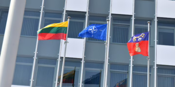 Šalčininkuose pakeltos Lietuvos ir NATO vėliavos