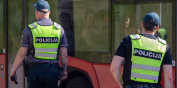 „Dyleriai“ autobusų stotelėje: paimti 56 lankstinukai su narkotikais