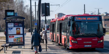 Pavojai ant šaligatvio: Vilniuje autobusas kliudė vaikiną
