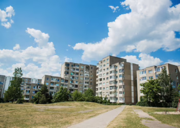 Sovietinės simbolikos išpuolis: šįkart ant daugiabučio sienos