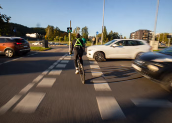 Vilniuje automobilis kliudė ir sužalojo septyniolikmetį dviratininką
