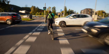 Vilniuje automobilis kliudė ir sužalojo septyniolikmetį dviratininką