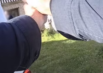 Rizikinga situacija – asmuo laikė nukreipęs ginklą į pareigūnus (video)
