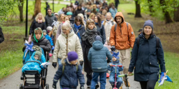 Šimtai mamų ir šeimos narių ėjo kartu dėl mamų psichologinės sveikatos