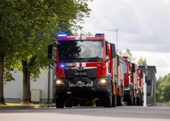 Gaisras Riešės gimnazijos rūsyje: evakuota 1,6 tūkst. mokinių ir personalo