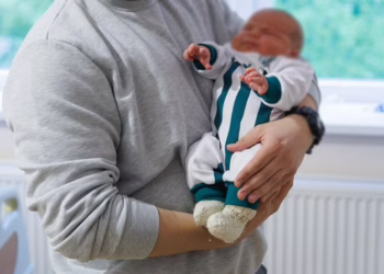 „Žalgiris“ auginasi naują fanų kartą: 5000 Vilniaus naujagimių gaus firminius marškinėlius