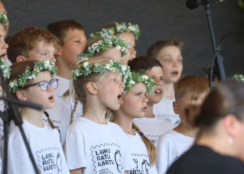 Nuskambėjo pirmoji „Mažoji dainų šventė“ Paberžėje