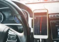 Pakenkti gali vos kelios minutės: kodėl telefono nereikėtų palikti automobilyje?