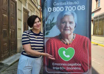 Atsakas į vienišumo epidemiją Lietuvoje: emocinės pagalbos linijai „Caritas klauso“ – vieneri