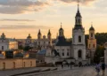 Vilniaus senamiesčio bažnyčių bokštai vakaro šviesoje