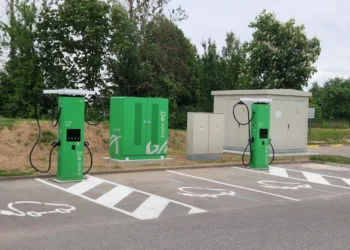 Trakuose – dvi naujos itin greito elektromobilių įkrovimo stotelės
